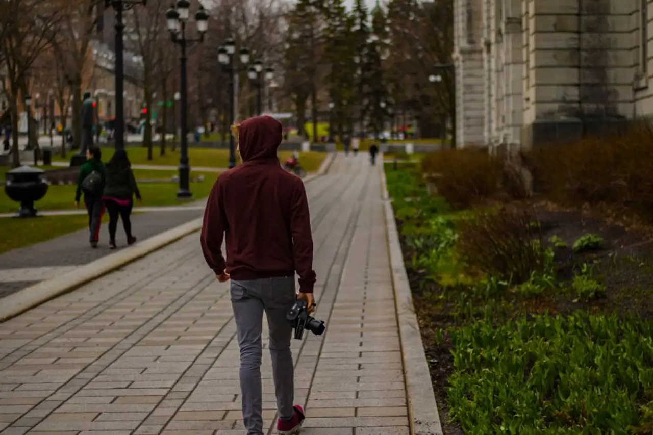 Street Photography: Observation, Timing & Visual Stories