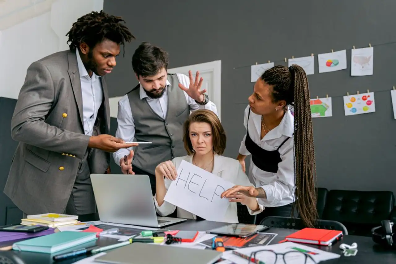Social Media Crisis Communication: Response, Escalation & Reputation